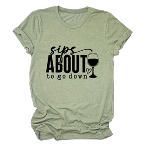 T-shirt vert sauge à col rond avec imprimé 'sips about to go down' et verre à vin