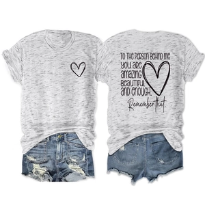 T-shirt gris décontracté avec texte inspirant au dos et short en jean sur fond blanc