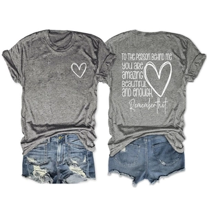 Détail du t-shirt gris avec imprimé cœur et short en jean bleu délavé en ensemble