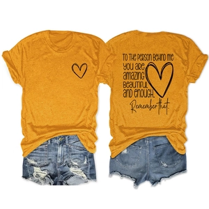 Détails avant et arrière du t-shirt jaune moutarde avec cœur et citation imprimés
