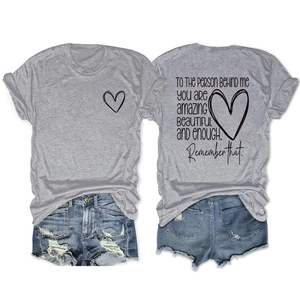 Vue détaillée avant et arrière d'un t-shirt gris décontracté avec motif cœur et texte