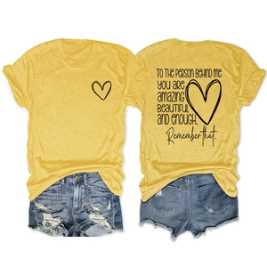 Détail d'un t-shirt en coton jaune avec imprimé cœur et short en jean vieilli