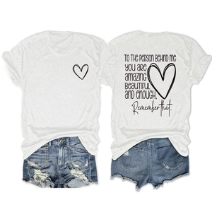 T-shirt en coton blanc avec texte au dos et short en jean déchiré présentés à plat