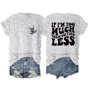 T-shirt gris avec slogan au dos et short en jean vieilli sur fond blanc