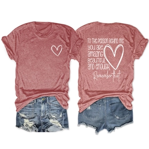 Gros plan du slogan inspirant imprimé au dos d'un t-shirt en coton rouge brique