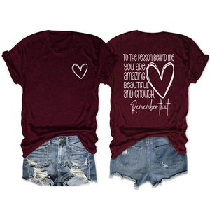 T-shirt rouge avec citation au dos et short en jean style décontracté