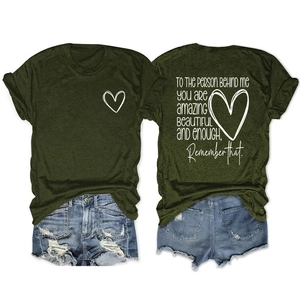 Détail du dos du t-shirt vert armée avec texte inspirant blanc et petit motif de coeur