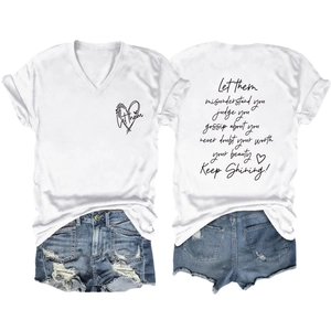 Platte weergave van wit T-shirt met V-hals en tekst en gescheurde denim shorts