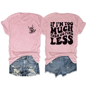T-shirt rose avec imprimé au dos et short en jean déchiré ensemble d'été