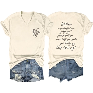 Off-white T-shirt met V-hals en hartjesprint met distressed denim shorts set