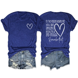 T-shirt bleu à plat avec citation inspirante au dos et short en jean à bords effilochés
