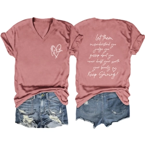 Gedetailleerd achteraanzicht van oudroze T-shirt met V-hals en tekst met denim shorts