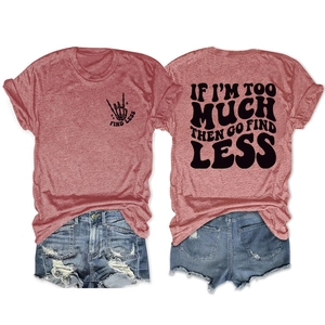 Détail du t-shirt rouge brique avec impression au dos IF I'M TOO MUCH THEN GO FIND LESS