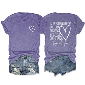 Détail recto-verso d'un t-shirt violet chiné avec impression inspirante au dos