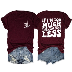 Détails avant et arrière du T-shirt bordeaux avec imprimé 'Find Less' de style urbain
