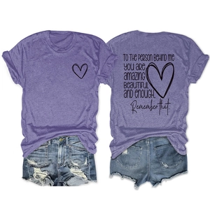 T-shirt violet imprimé cœur avec citation positive et short en jean bleu délavé usé
