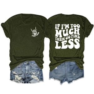 T-shirt vert avec imprimé FIND LESS et short en jean vieilli posés sur fond blanc neutre