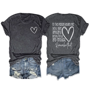 Vue avant et arrière du t-shirt gris imprimé cœur et du short en jean délavé en set