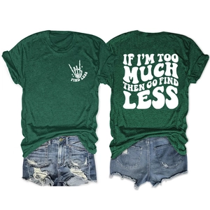 Détails d'un t-shirt vert foncé avec impression graphique blanche et lettrage