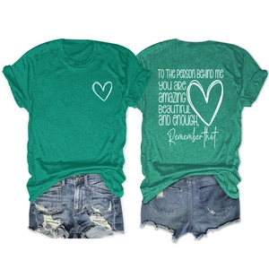 Détails avant et arrière du T-shirt vert avec motif de cœur et citation inspirante