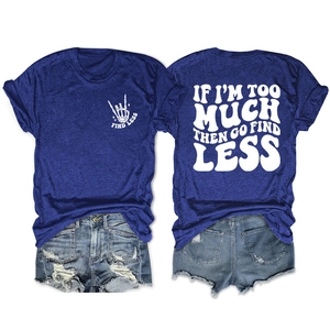 Vue arrière du t-shirt avec l'inscription IF I'M TOO MUCH THEN GO FIND LESS imprimée