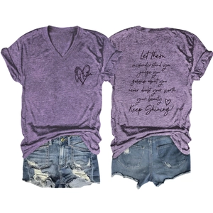 Platliggende set van paars T-shirt met V-hals en hartprint met distressed denim shorts