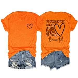 Ensemble t-shirt en coton orange avec imprimé cœur et short en jean bleu à plat