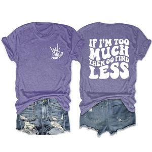 T-shirt violet avec imprimé IF I'M TOO MUCH THEN GO FIND LESS et short en jean usé