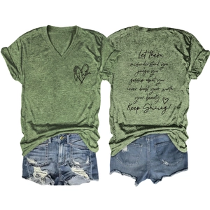 Gedetailleerd voor- en achteraanzicht van groen T-shirt met V-hals en inspirerende tekst