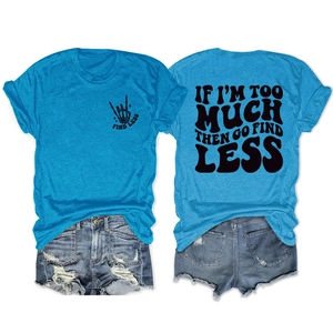 T-shirt graphique bleu vif et short en jean vieilli avec texte au dos à plat sur blanc
