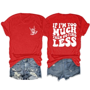 Vue détaillée du t-shirt rouge avec imprimé FIND LESS et short en denim vieilli
