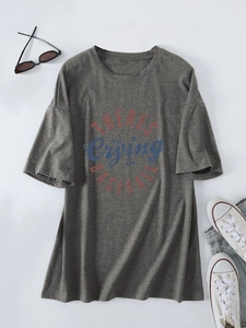 Detail van donkergrijs T-shirt met vintage print 'No crying in baseball'