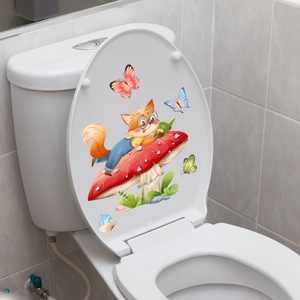 Dettaglio dell'adesivo impermeabile per WC con una volpe che legge su un fungo rosso