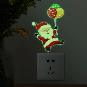 Dettaglio dell'adesivo murale luminoso di Babbo Natale con palloncini al buio