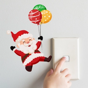 Adesivo murale Babbo Natale fluorescente con palloncini accanto a un interruttore