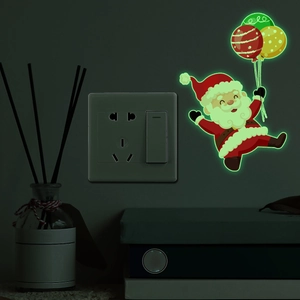 Vista dettagliata dell'adesivo murale Babbo Natale che brilla di verde nel buio