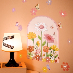 Détail de stickers muraux aquarelle fleurs et papillons avec motif arche sur mur chaud