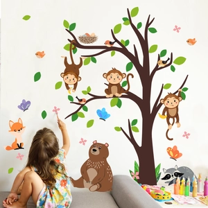 Dettaglio adesivi murali foresta con animali e albero nella camera dei bambini