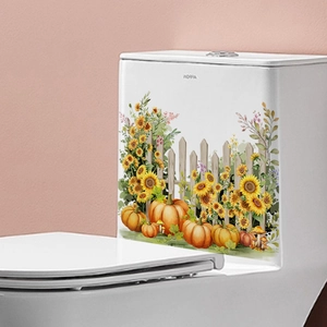 Detail von herbstlichen Kürbis und Sonnenblumen Aufklebern auf einem Toilettentank