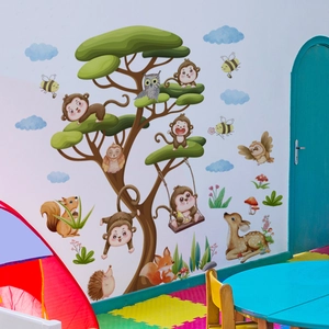 Dettaglio di adesivi murali animali della foresta con albero, scimmie e cervo per bimbi