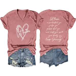 Détail recto-verso du t-shirt rose poudré à col en V avec texte blanc et short en jean