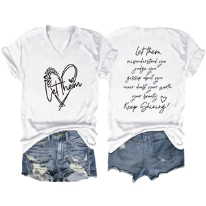 Vue avant et arrière du t-shirt blanc col en V avec imprimé et short en denim