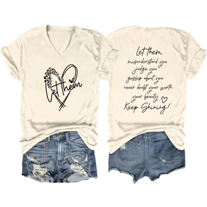 Détail du t-shirt crème à col en V avec cœur léopard et texte imprimé au dos