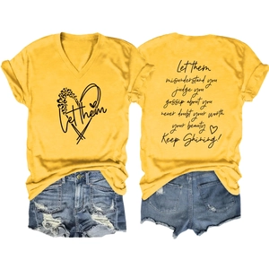 Vue avant et arrière du t-shirt jaune Let Them avec cœur léopard et short en denim bleu