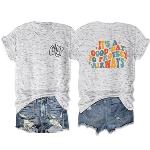 Detailansicht des medizinischen Aufdrucks auf grauem T-Shirt und blauen Denim-Shorts