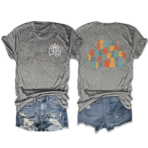 Graues T-Shirt mit 'PROTECT AIRWAYS' Rückendruck und Jeansshorts in Flachlage