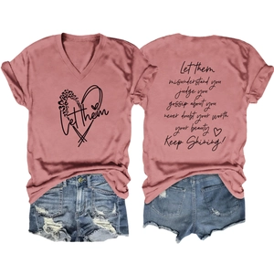 Détail du t-shirt rouge col en V avec cœur léopard et texte motivant au dos du vêtement