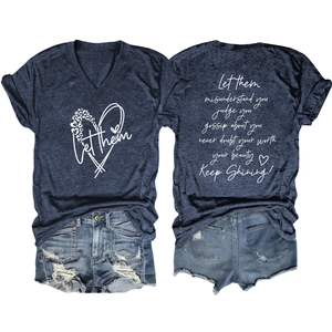 T-shirt bleu marine col V avec imprimé cœur léopard et texte motivationnel au dos