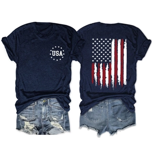 Μπροστινή και πίσω όψη navy blue USA flag T-shirt και φθαρμένο τζιν σορτς σετ
