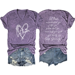 Vue à plat d'un t-shirt violet à col en V avec imprimé cœur et texte inspirant recto-verso